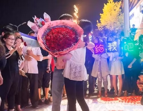 Tuy vậy, những đòi hỏi này không làm khó được chàng trai, anh chọn ra 12 tráp đựng đồ trang sức, nước hoa đắt tiền, rượu quý, đồ truyền thống, tất cả các tráp còn lại đều đựng tiền mặt, thực sự khiến nhiều người ngưỡng mộ. Sau khi những hình ảnh về màn cầu hôn và lễ ăn hỏi của cặp đôi ở Nghĩa Ô, Chiết Giang được chụp lại và đăng tải trên mạng xã hội, ngay lập tức đã gây được sự chú ý lớn.