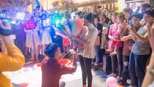 Duoc cau hon bang tien ty, co gai TQ lap tuc gat dau