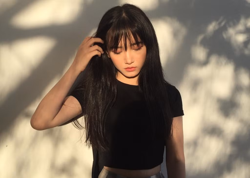 Bên cạnh đó, trong một số bức ảnh, cô còn khiến nhiều người nhầm lẫn là gái Hàn Quốc vì có phong cách trang điểm, tạo dáng như các ulzzang (hot boy, hot girl tại xứ sở kim chi).