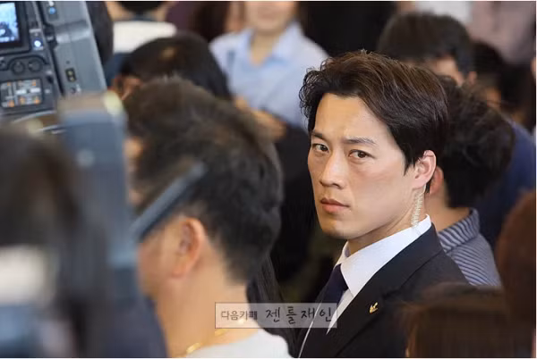 Nét lạnh lùng thể hiện trên 'gương mặt bá chủ' của anh cũng như thần thái chuyên nghiệp luôn là người dẫn đầu trong các bước đi của tổng thống Hàn Quốc khiến không ít người, đặc biệt là phái nữ yêu mến.