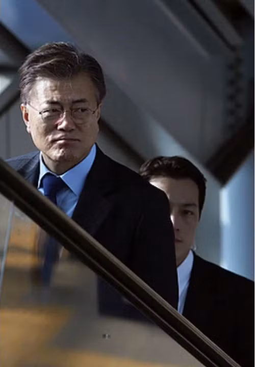 Bất kỳ đất nước nào trên thế giới khi đón chào tân Tổng thống cũng đều dành sự quan tâm đặc biệt tới những vấn đề xung quanh họ. Giống như người người lãnh đạo mới của nước Pháp, ở Hàn Quốc, giới truyền thông dành nhiều giấy mực để viết về tân Tổng thống Hàn Quốc vừa đắc cử Moon Jae In, những bài báo về cuộc đời, sự nghiệp và tình yêu của ông.