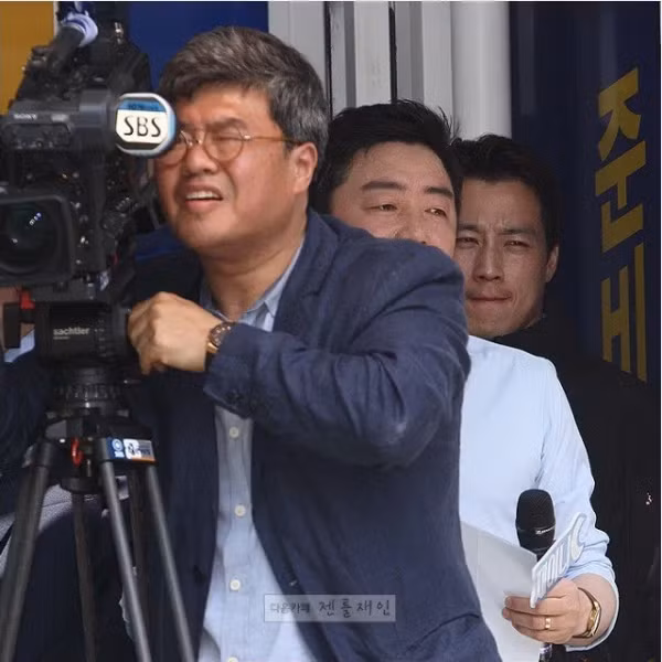 Không dừng lại ở đó, mọi tâm điểm hiện đang đổ dồn vào nam vệ sĩ thân cận của nhà lãnh đạo 64 tuổi. Sự xuất hiện của anh dù chỉ đứng ở vị trí 'cánh gà' nhưng lại có nét thu hút một cách kì lạ.