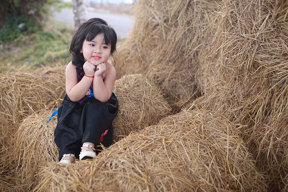 Từ nhỏ, bé đã thể hiện nhiều năng khiếu liên quan đến diễn xuất.