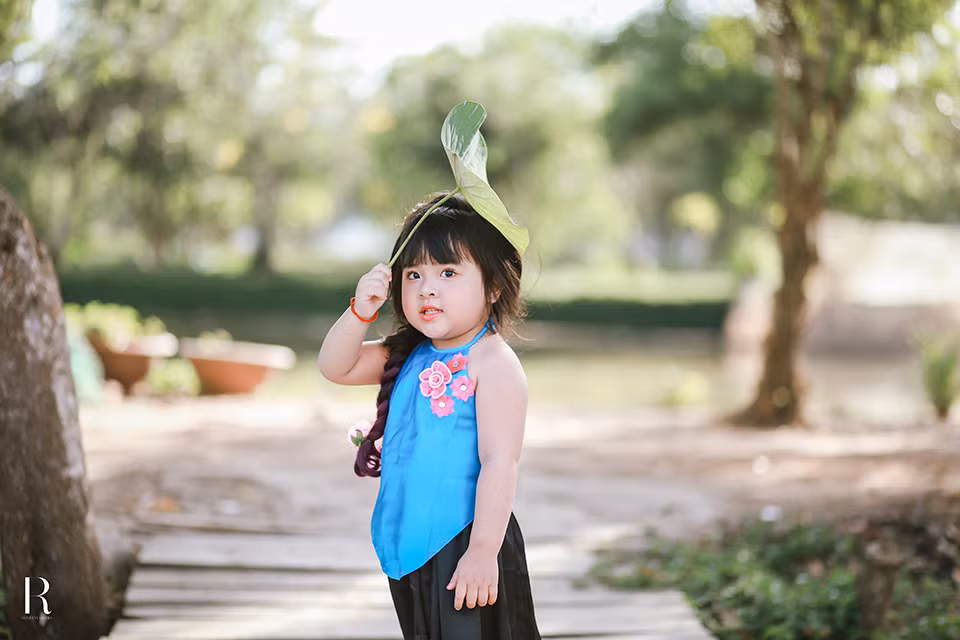 Tình cờ thấy bé diễn sâu khi được bố mẹ chụp hình, phát hiện năng khiếu của con, phụ huynh đã cho bé thực hiện nhiều bộ ảnh để phát huy năng khiếu của mình.