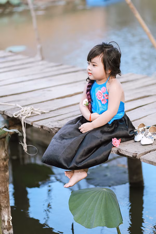 Bé có sở thích là sơn móng tay, tô son và diện váy công chúa.