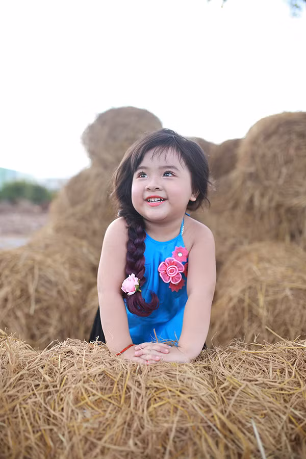 Cô bé này luôn mang đến tiếng cười cho các thành viên trong gia đình bởi những hành động hài hước và câu nói ngây ngô của mình.