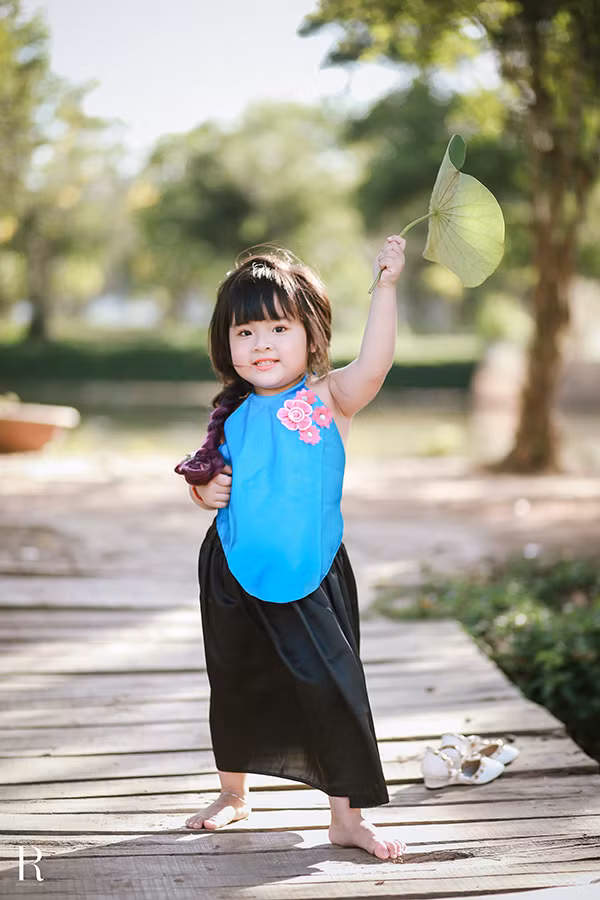 Theo chia sẻ của mẹ thì bé thích ăn mì cay, thích ăn kẹo và thích uống sinh tố dâu.