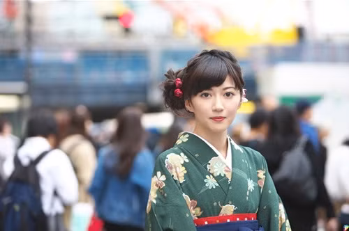 Thế nhưng, qua 9 năm, loạt ảnh hiện tại của Kagawa đã khiến tất cả mọi người ngỡ ngàng vì màn dậy thì thành công của nữ kỳ thủ "giống con trai" năm nào.