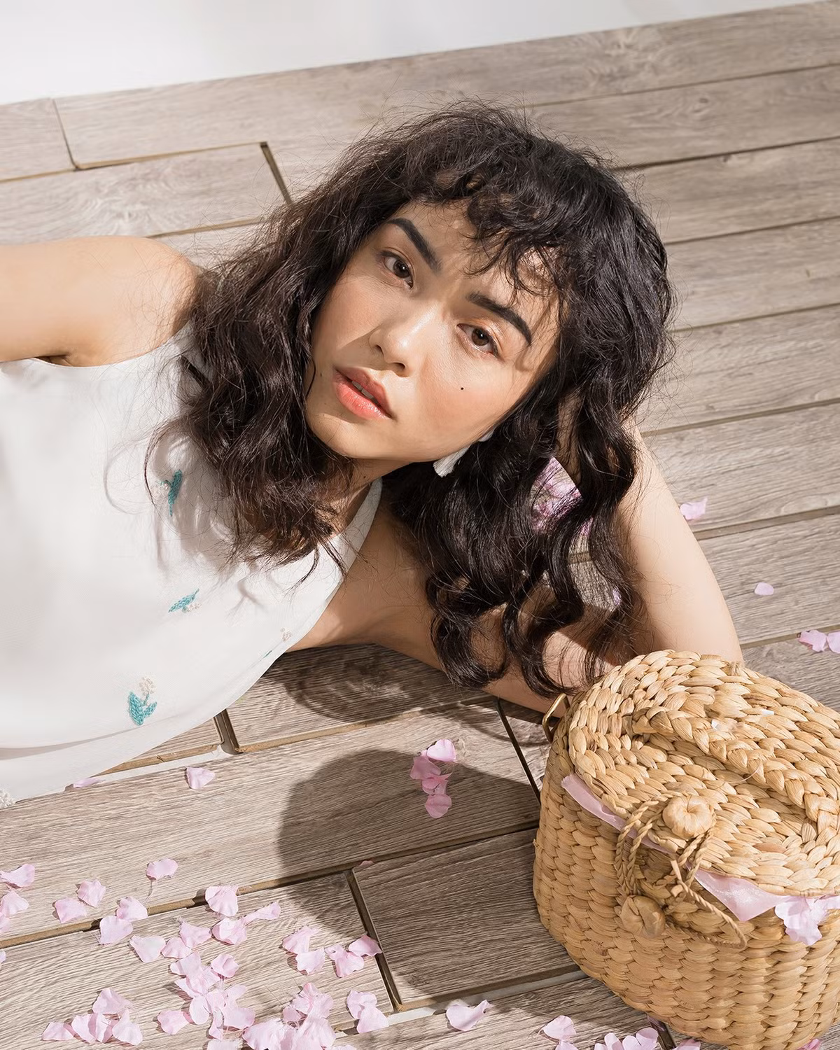 Không nhiều người nhận ra nàng thơ của HERPAS là icon tiêu biểu cho những cô nàng cằm vuông. Tuy nhiên, chưa một lần Hà Trúc cảm thấy tự ti về điều này. Hà Trúc xinh đẹp và sắc sảo theo một cách rất riêng, không giống với kiểu "đẹp ảo" mà hầu hết các hot girl bây giờ sở hữu.