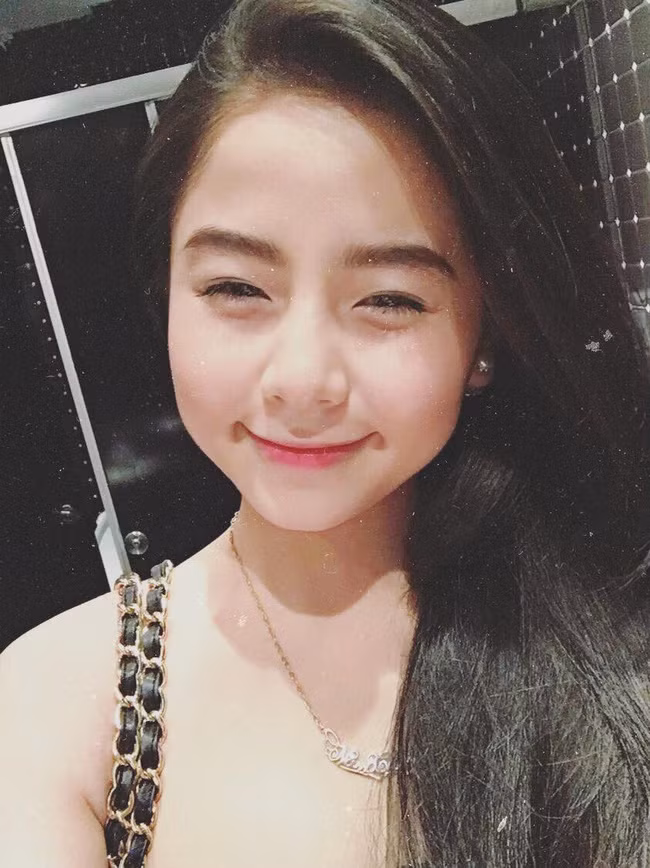 Không ít người e ngại những gương mặt tròn với một kiểu trang điểm sẽ dễ khiến bản thân trở nên nhàm chán so với những cô nàng V-line với nhiều kiểu trang điểm linh động. Tuy nhiên, có lẽ các nàng đã lo lắng quá nhiều rồi đấy. Các nàng có thể linh hoạt thay đổi tone màu chủ đạo cho gương mặt. Nhìn xem, nếu dễ nhàm chán thì sao bà mẹ một con Nam Thương có thể sở hữu được lượng fan đông đảo trên Facebook, đúng không nào?