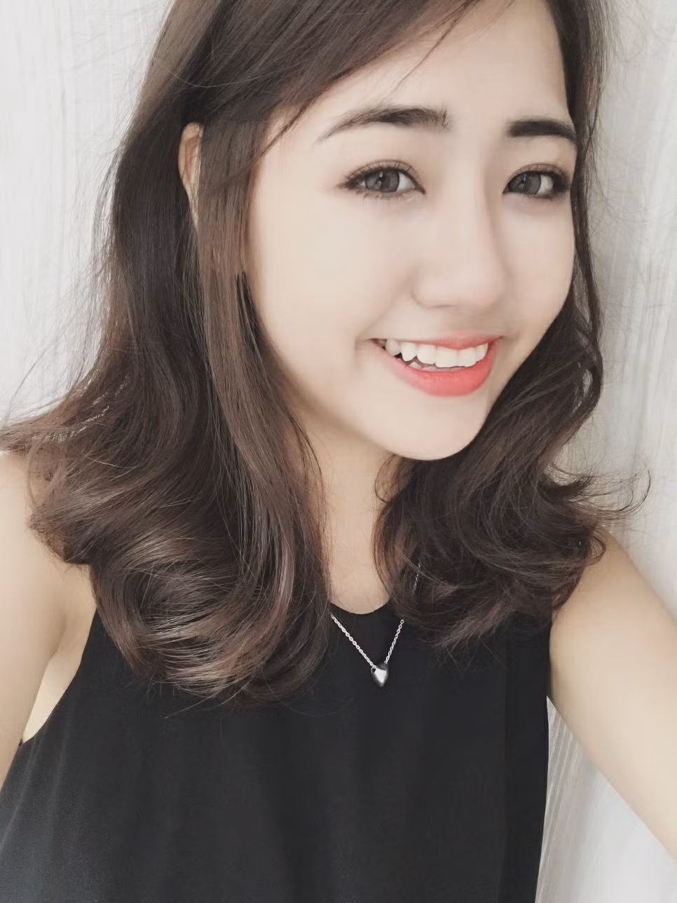 Không sở hữu những đường nét góc cạnh với gương mặt V-line, Phoanh Charmmie vẫn linh hoạt biến hoá mình với tất tần tật những layer trang điểm khác nhau. Vẫn là gương mặt với đôi má bầu bĩnh, nụ cười toả nắng, Quỳnh Anh dù là style trang điểm nào cũng dễ dàng được mọi người yêu mến và yêu thích.