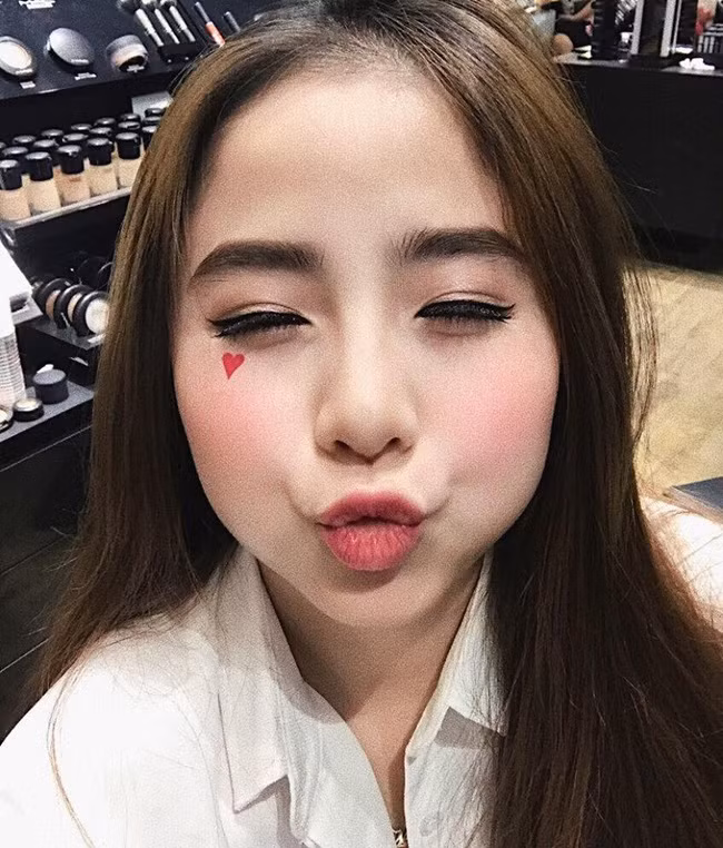 Không khó để nhận ra Nam Thương thường xuyên chọn cho mình những layer trang điểm trong sáng, đáng yêu. Và hiển nhiên, những cô nàng mặt tròn với việc lựa chọn layer trong sáng dễ dàng nhận được thiện cảm của đối phương.