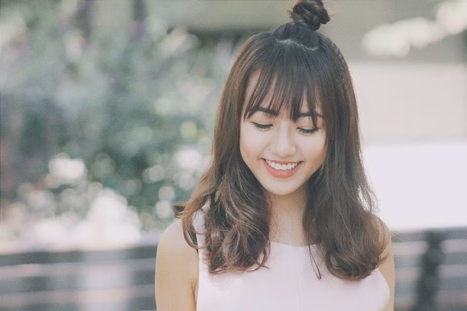 Mặt tròn cằm vuông thì đã sao, các nàng nhỉ? Ai nói những layer trang điểm mặn mà, sắc sảo và quyến rũ chỉ phù hợp với những cô nàng sở hữu gương mặt góc cạnh và cá tính? Ai bảo mặt tròn thì dễ khiến người khác nhàm chán?