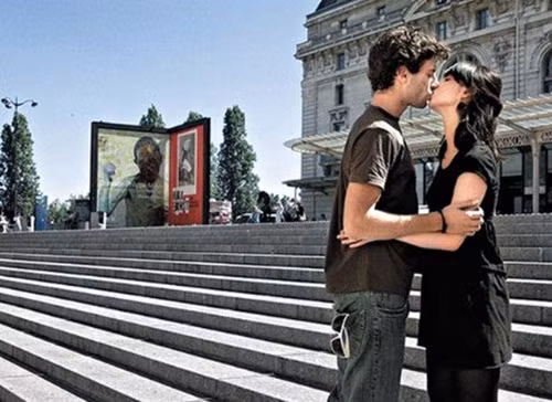 Có người ủng hộ nhiệt tình, có người lại phản đối, cho rằng, hôn môi với 100 người đàn ông xa lạ không khác nào một cô gái làng chơi.