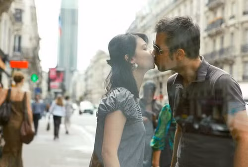 Cách đây 8 năm, Dương Nhã Tình, một du học sinh Đài Loan tại Pháp từng gây xôn xao dư luận với dự án "100 nụ hôn ở Paris". Cụ thể, trong dự án này, Nhã Tình sẽ hôn 100 trai lạ, không phân biệt tuổi tác, không phân biệt màu da, địa vị xã hội ngay tại thành phố Paris, nơi được mệnh danh là thành phố của tình yêu.