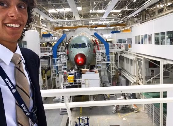 Hiện nay, Alex đang làm việc với các nhà sản xuất, kiểm định những chiếc máy bay mới để kịp giao cho khách hàng.