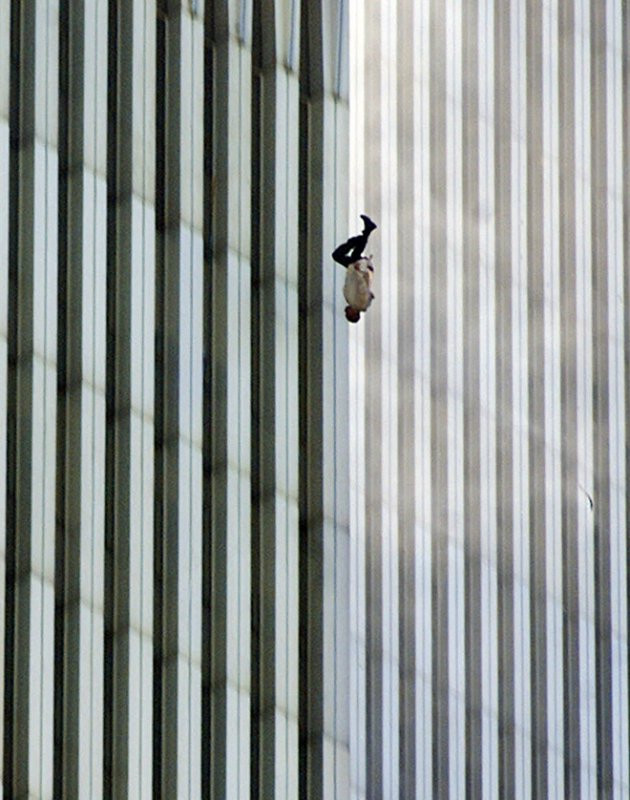 The Falling Man Một người đàn ông quyết định nhảy từ độ cao 400 mét khi tòa nhà anh đang làm việc bị cháy trong sự kiện 11/9. Phút kinh hoàng của hàng trăm người tìm cách thoát thân. Đây là một trong những bức ảnh đau thương “biểu tượng” cho sự kiện Mỹ bị khủng bố ngày 11/9. Bức ảnh rùng rợn do Richard Drew, phóng viên ảnh của hãng AP , chụp tại tòa nhà phía Bắc của Trung tâm thương mại Mỹ lúc 9:41:15 sáng. Đến nay, người ta vẫn chưa xác định danh tính chính xác của người đàn ông cố gắng tìm cách thoát thân ở độ cao 400 mét khi tòa nhà chỗ anh ấy làm việc bị cháy lớn.