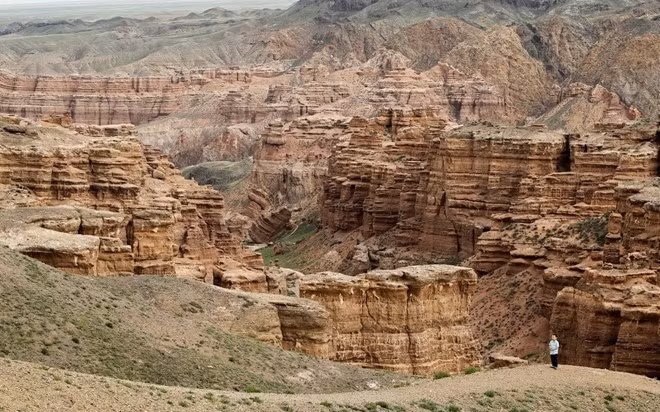 Hẻm núi Sharyn dài 155 km được mệnh danh là “em của hẻm núi Grand”.