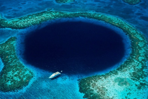 Vực thẳm Challenger Deep nằm ở phía Nam của Rãnh Mariana là điểm sâu nhất trong đại dương. Độ sâu của vực thẳm này rất khó đo trực tiếp từ bề mặt.