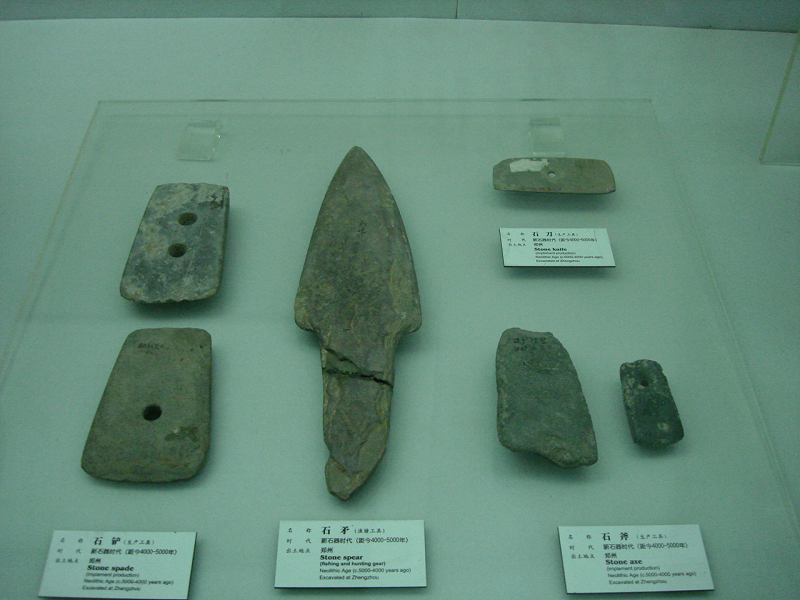 Những hiện vật tuyệt vời đã được tìm thấy, trong đó có một đĩa gốm trang trí một con rồng xanh, trống gốm, trống da cá sấu, rìu ngọc bích và đá, đồ nghi lễ bằng gỗ và khánh đá.