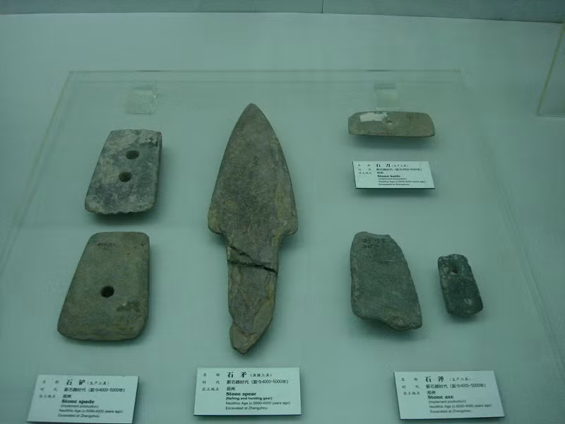 Những hiện vật tuyệt vời đã được tìm thấy, trong đó có một đĩa gốm trang trí một con rồng xanh, trống gốm, trống da cá sấu, rìu ngọc bích và đá, đồ nghi lễ bằng gỗ và khánh đá.