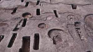 Đến nay, các nhà khảo cổ đã khai quật được 9 ngôi mộ và 10 bộ hài cốt đã được tìm thấy trong các ngôi mộ. Cuộc khai quật sơ bộ cho thấy quần thể lăng mộ có thể tồn tại từ giai đoạn đầu của Văn hóa Long Sơn.