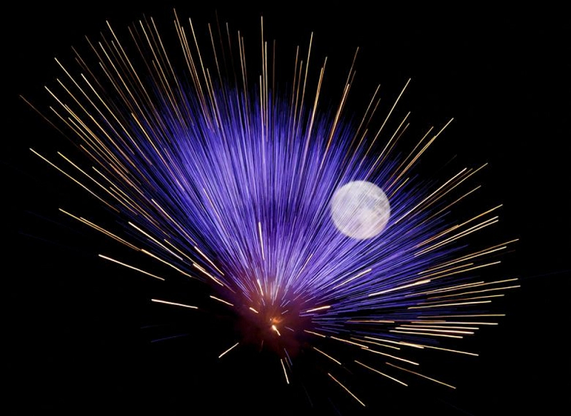 Mặt Trăng và pháo hoa cùng tỏa sáng rực rỡ ở Mqabba, Malta ngày 13/8.