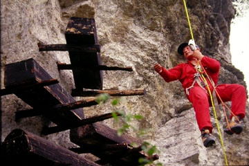 Một tài liệu thời Nam triều cho biết “có hàng nghìn chiếc quan tài treo trên vách đá” với nhiều hình dạng khác nhau, chủ yếu làm từ một khối gỗ. Người ta thường treo chúng trên vách đá, đặt trên dầm gắn vào vách núi hay phía ngoài hang động…
