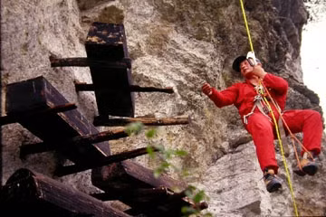 Một tài liệu thời Nam triều cho biết “có hàng nghìn chiếc quan tài treo trên vách đá” với nhiều hình dạng khác nhau, chủ yếu làm từ một khối gỗ. Người ta thường treo chúng trên vách đá, đặt trên dầm gắn vào vách núi hay phía ngoài hang động…