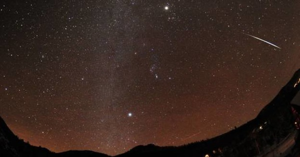 Chính các mảnh vụn của tiểu hành tinh đã lưu lại trên đường di chuyển của chúng khi tiến gần mặt trời. Mỗi năm, khi Trái Đất đi qua các khu vực đó, mọi thiên thạch đi sâu vào khí quyển của Trái Đất. Chúng sẽ cháy sáng để tạo ra vô số vật sao băng mà chúng ta có thể quan sát ngay khi ở mặt đất.