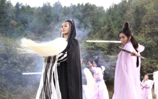 Trong lúc thực hiện mệnh lệnh của sư phụ là xuống núi tìm thanh Đồ Long đao bị Tạ Tốn lấy đi, Kỷ Hiểu Phù gặp gỡ Dương Tiêu - Quang Minh Tả Sứ của Minh Giáo. Bị Dương Tiêu cưỡng bức sau dần phải lòng hắn.