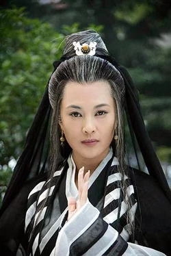 Kỷ Hiểu Phù vốn là đệ tử được Diệt Tuyệt sư thái yêu thương nhất. Cô vốn có hôn ước với Ân Lê Đình của phái Võ Đang, cô cũng được chọn làm đồ đệ ứng cử chức trưởng phái Nga Mi.