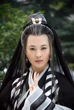 Kỷ Hiểu Phù vốn là đệ tử được Diệt Tuyệt sư thái yêu thương nhất. Cô vốn có hôn ước với Ân Lê Đình của phái Võ Đang, cô cũng được chọn làm đồ đệ ứng cử chức trưởng phái Nga Mi.