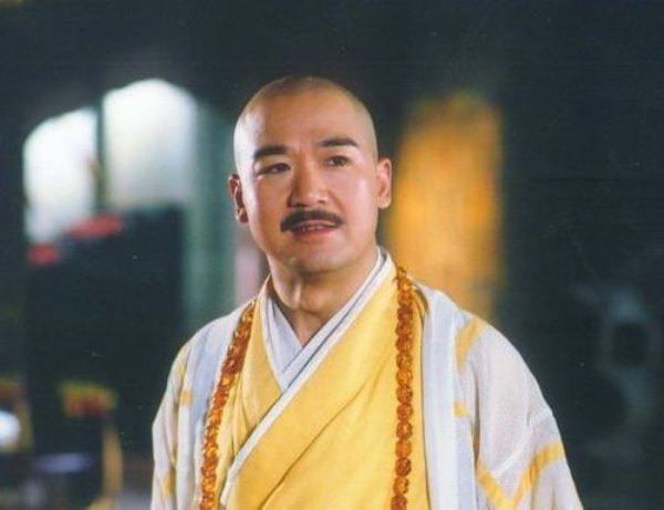 Mặt khác, Thành Côn là một nhân vật được cố nhà văn Kim Dung tạo ra trong tác phẩm Ỷ thiên đồ long ký. Y xuất hiện dưới vỏ bọc là nhà sư từ bi đức độ với pháp hiệu Viên Chân, nhưng ẩn sau nó là một người mưu mô xảo quyệt, đê tiện và tàn độc.