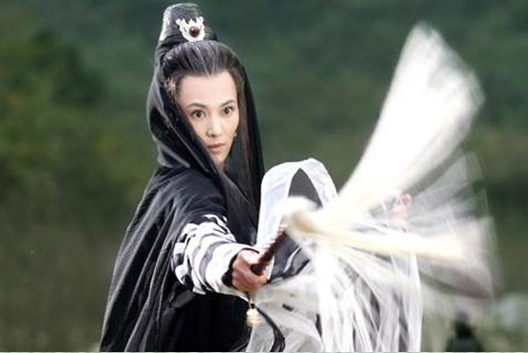 Sợ sư phụ trách tội, cô một mình sinh con gái đặt tên Dương Bất Hối. Sau khi gặp lại sư phụ, Diệt Tuyệt sư thái yêu cầu cô giết chết Dương Tiêu.