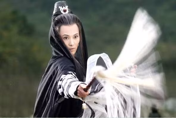 Sợ sư phụ trách tội, cô một mình sinh con gái đặt tên Dương Bất Hối. Sau khi gặp lại sư phụ, Diệt Tuyệt sư thái yêu cầu cô giết chết Dương Tiêu.