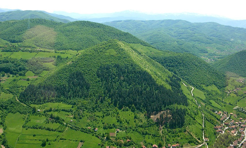  6. Kim tự tháp Bosnia (Bosnia và Herzegovina): năm 2005, một thông tin gây sốc đã được đưa ra - kim tự tháp lớn nhất và lâu đời nhất trên thế giới được tìm thấy gần thị trấn Visoko của Bosnia, có niên đại 25.000 năm. Các cuộc khai quật ở địa điểm khảo cổ bắt đầu vào năm 2006, các đường hầm và khối đá đã được tìm thấy.