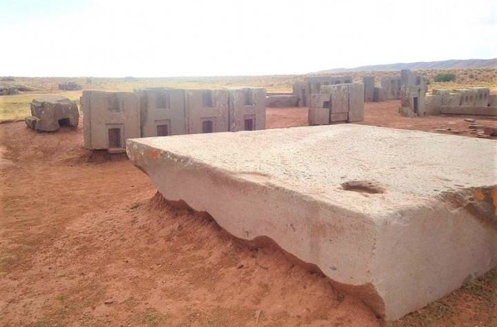  4. Puma Punku (Bolivia) - một phần của ngôi đền lớn ở Tiwanaku - một địa điểm khảo cổ ở phía tây Bolivia, theo truyền thuyết của người Inca, là nơi thế giới được tạo ra. Địa điểm này chứa các khối xây dựng khổng lồ, khối lớn nhất dài 7,81 m, nặng khoảng 131 tấn.