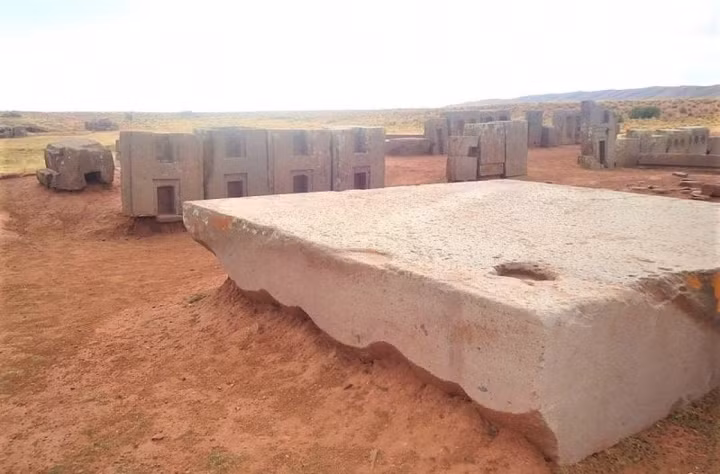  4. Puma Punku (Bolivia) - một phần của ngôi đền lớn ở Tiwanaku - một địa điểm khảo cổ ở phía tây Bolivia, theo truyền thuyết của người Inca, là nơi thế giới được tạo ra. Địa điểm này chứa các khối xây dựng khổng lồ, khối lớn nhất dài 7,81 m, nặng khoảng 131 tấn.