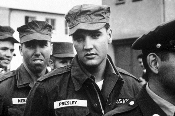 Bức ảnh hiếm hoi chụp vua nhạc rock and roll, Elvis Presley phục vụ trong quân đội, năm 1958.