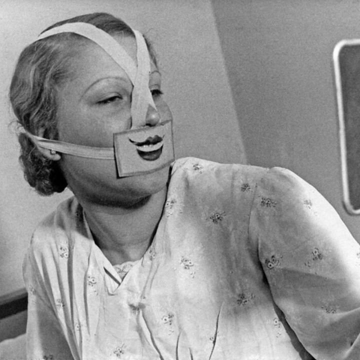 Vào cuối những năm 1930, Budapest, Hungary đã cố gắng giảm tỷ lệ tự sát bằng cách thành lập “Câu lạc bộ nụ cười”: Một câu lạc bộ dạy mọi người cười.