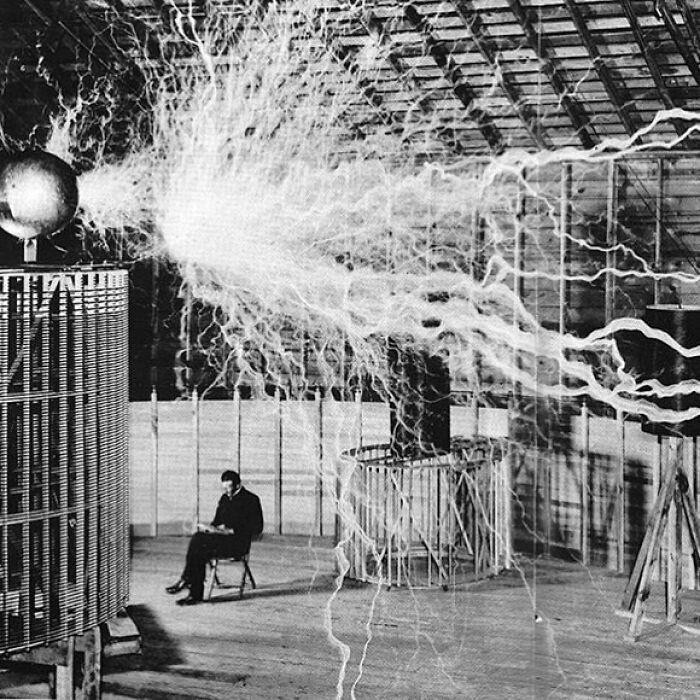 Nikola Tesla ngồi trong phòng thí nghiệm của mình với “Máy phát phóng đại”, tháng 12 năm 1899.