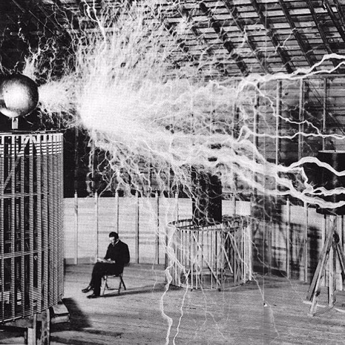 Nikola Tesla ngồi trong phòng thí nghiệm của mình với “Máy phát phóng đại”, tháng 12 năm 1899.