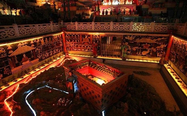 Ngoài việc đề phòng bọn trộm mộ, Tần Thủy Hoàng cần đến một lượng lớn thủy ngân như vậy là vì thủy ngân là kim loại nặng, hình dạng giống như nước nên được dùng để mô phỏng núi sông trong lăng mộ. Hơn nữa, thủy ngân không dễ bay hơi hoặc oxy hóa, không phản ứng hóa học với các thành phần của không khí, do đó, 100 tấn thủy ngân đã được Tần Thủy Hoàng giữ trong lăng mộ suốt ngần ấy năm.