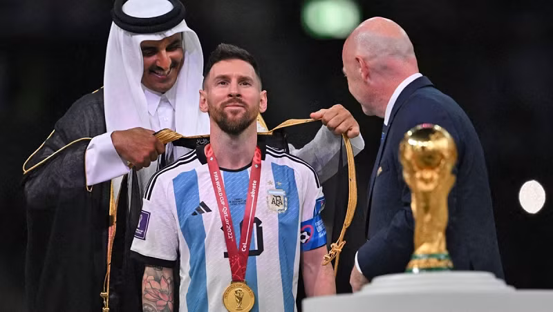Báo Ole (Argentina) bình luận về hình ảnh khá lạ mắt của Messi khi nhận giải như sau: "Thật kỳ lạ khi thấy Leo trong chiếc áo choàng. Nó không phải là điều phổ biến và có thể nói là lần đầu tiên trong lịch sử có một cầu thủ mặc áo choàng đen lên nhận cúp".