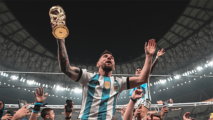 Sau chung kết, Messi cũng xác lập nhiều kỷ lục cá nhân. "El Pulga" vượt qua Lothar Matthaus để trở thành cầu thủ ra sân nhiều nhất tại World Cup (26 trận). Anh cũng là cầu thủ đầu tiên ghi bàn xuyên suốt các vòng 16 đội, tứ kết, bán kết và chung kết.