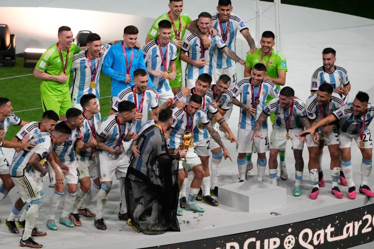 Bishts đã được mặc trong thế giới Ả Rập hàng nghìn năm vào những dịp trang trọng. Chúng được so sánh với cà vạt đen ở thế giới phương Tây nhưng cũng mang ý nghĩa quyền lực vì chúng thường được mặc bởi hoàng gia, quan chức và giáo sĩ.