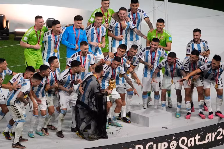 Bishts đã được mặc trong thế giới Ả Rập hàng nghìn năm vào những dịp trang trọng. Chúng được so sánh với cà vạt đen ở thế giới phương Tây nhưng cũng mang ý nghĩa quyền lực vì chúng thường được mặc bởi hoàng gia, quan chức và giáo sĩ.