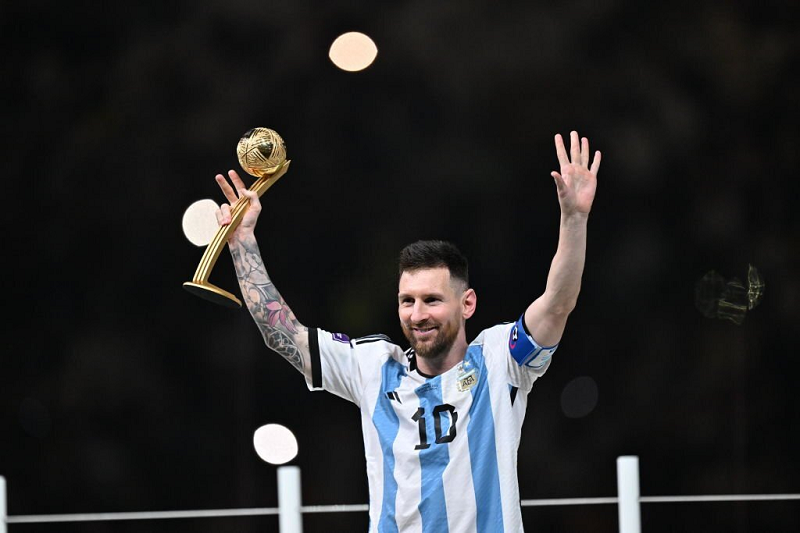 Nhà báo thể thao người Anh Oliver Young-Myles cho biết: "Messi đã chờ đợi cả đời để nâng cao chiếc cúp vô địch thế giới trong màu áo sọc trắng xanh của tuyển Argentina và khi thời khắc đó đến, anh ấy lại phải khoác lên mình chiếc áo choàng vàng đen".