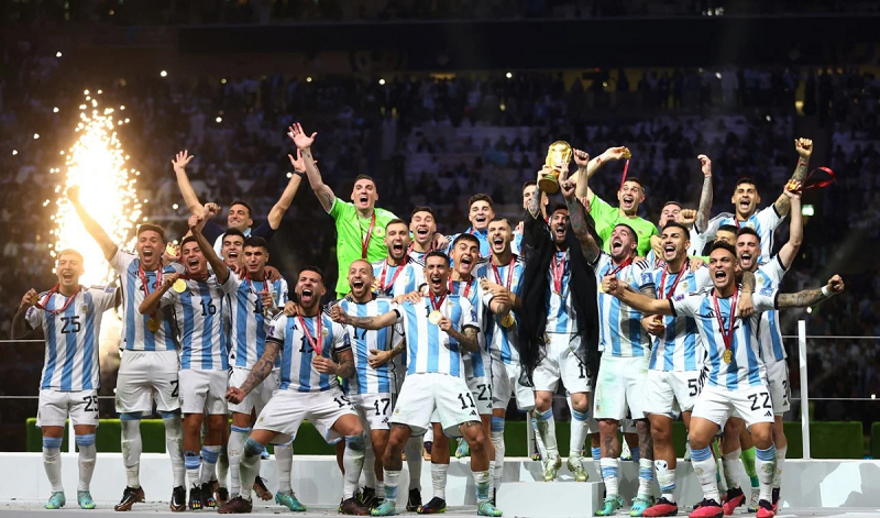 Tại World Cup 2022, Messi ghi 7 bàn thắng, có 3 pha kiến tạo và góp công lớn đưa Argentina lên ngôi vô địch. Vì vậy anh đã được trao danh hiệu "Quả bóng vàng".